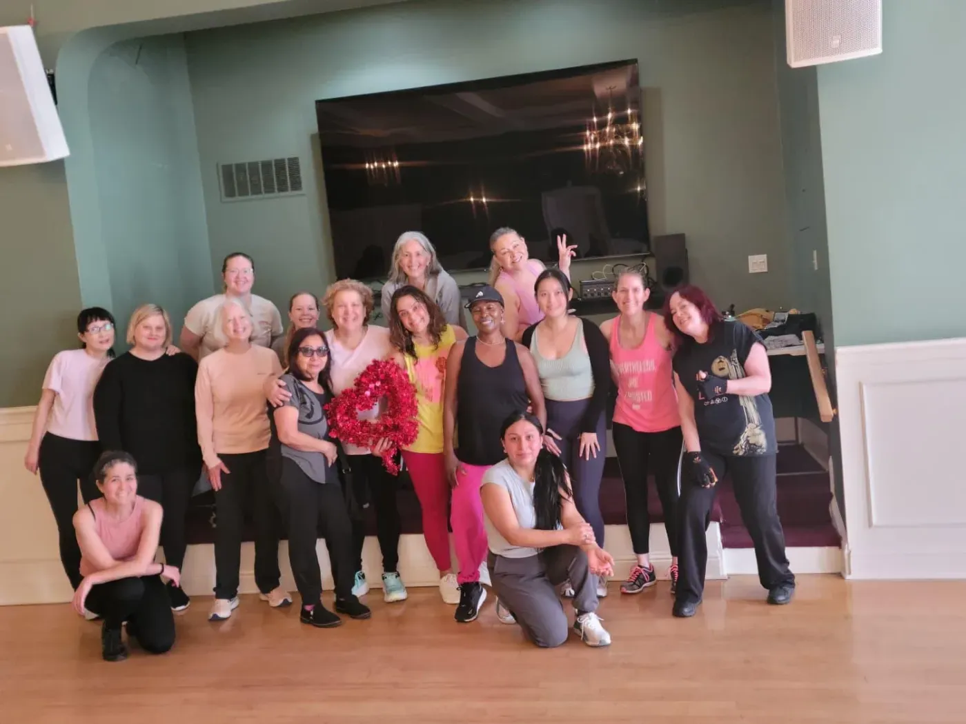 A big group of Ida's students smiling together after class